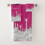Stelt de roze rode roze Hallo van Glitter Silver o Bad Handdoek<br><div class="desc">Stel je voor dat je uit het bad of de douche stapt en jezelf in pure luxe wikkelt - zachte, pluche handdoeken die na een lange dag aanvoelen als een warme knuffel. Voeg nu een vleugje glamour en glans toe aan dat afbeelding Hallo en je hebt de Drips Glitter Silver...</div>