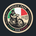 Stelvio Pass | Passo dello Stelvio | Motorfiets Magneet<br><div class="desc">Stelvio Pass gedaan in een ,  verontruste stijl embleem. Het is een bergachtige bergpas die langs de oostelijke Alpen in Italië wordt gevonden.</div>