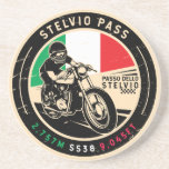 Stelvio Pass | Passo dello Stelvio | Motorfiets Zandsteen Onderzetter<br><div class="desc">Stelvio Pass gedaan in een ,  verontruste stijl embleem. Het is een bergachtige bergpas die langs de oostelijke Alpen in Italië wordt gevonden.</div>