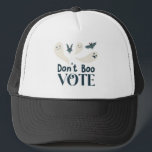Stem niet op Amerikaanse verkiezingen Trucker Pet<br><div class="desc">Schattige politiek pet met afbeeldingen van geesten en vleermuizen. De tekst zegt: "Niet stemmen."</div>