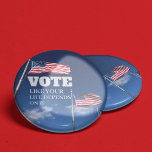 Stem zoals je leven afhankelijk is van de Button. Ronde Button 5,7 Cm<br><div class="desc">Stem net zoals je leven ervan afhangt, want dat is het. Of je nu zwart bent, een immigrant, LGBT, een zwangere vrouw of een Amerikaan, je moet blauw stemmen bij de volgende verkiezingen. Stem tegen Donald Trump zodat Amerikanen overleven en ons beste leven leiden, compleet met vrijheid voor elke burger....</div>
