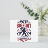 Stemmen op Bigfoot 2024 Sasquatch Presidential Briefkaart (Staand voorkant)