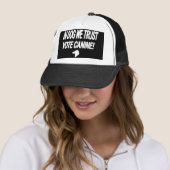Stemming: punt met witte tekst trucker pet (In situ)