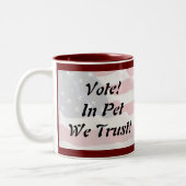 Stemming: we vertrouwen erop tweekleurige koffiemok (Links)