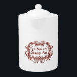 Stempelwet Theepot<br><div class="desc">De Stamp Act van 1765 was enorm impopulair onder de Amerikaanse kolonisten wier slogan "Geen belasting zonder vertegenwoordiging" was. Het vereiste dat veel gedrukte materialen in de kolonies geproduceerd zouden worden op gestempeld papier dat in Londen is geproduceerd en voorzien was van een in reliëf gegreineerde belastingstempel. Deze daad was...</div>