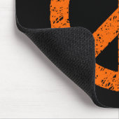 Stenciled Peace Symbol - Oranje op zwart Muismat (Hoek)