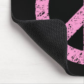 Stenciled Peace Symbol - Roze op zwart Muismat (Hoek)