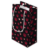Stenciled Red Rose en Hearts Patterned Gift Bag Klein Cadeauzakje (Achterkant Gekanteld)