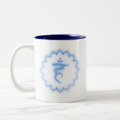 "Stenciled" Throat Chakra - Light Blue Tweekleurige Koffiemok (Links)