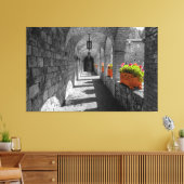 Stenen boog met bloemen canvas afdruk (Insitu (Woonkamer))