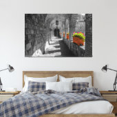 Stenen boog met bloemen canvas afdruk (Insitu (Slaapkamer))