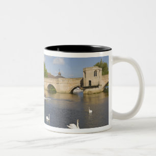 Stenen boogbrug en rivier de Ouse, St Ives, Tweekleurige Koffiemok