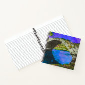 Stenen brug over rustig blauw water notitieboek (Binnen)