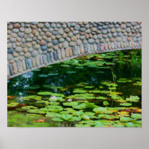 Stenen brug waterverfschildering met waterlelies poster