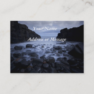Stenen en rotsen langs de oceaankust. busje visitekaartje