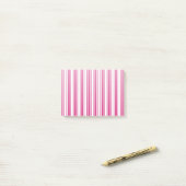 Stenen en strepen, van witte snoep post-it® notes (Op bureau)