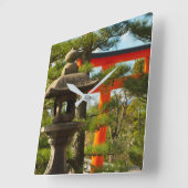 Stenen lantaarn en Torii poort Vierkante Klok (Hoek)