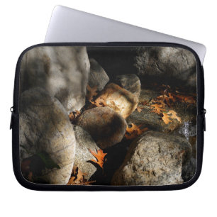 Stenen, mangelbladeren, water laptop sleeve