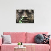 Stenen tuinsculptuur met bloem canvas afdruk (Insitu (Woonkamer))