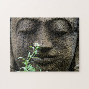 Stenen tuinsttuatue met bloem legpuzzel