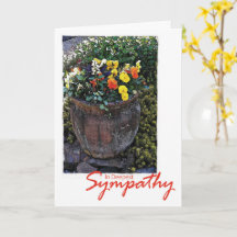 Stenen urn met lentebloemen kaart met diepste mede