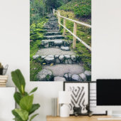 Stenen voetpad naar weelderig bos poster (Thuiskantoor)