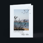 Step Son Birthday, Seaside Scene Kaart<br><div class="desc">Een mooie verjaardagskaart voor een stapzoon. Een braakgelegde plaats met gesilhouetsgras en zeegarens. Een heerlijke tranquilscène om herinneringen aan feestdagen aan de kust te promoten.</div>