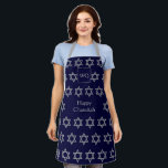 Ster of David | HAPPY CHANUKAH | Monogram blauw Schort<br><div class="desc">Stijlvol KANUKAH-Schort met faux Silver STAR VAN DAVID-patroon tegen een middernacht blauwe achtergrond. In het midden is er een tekst met de tekst HAPPY CHANUKAH in faux Silver-typografie. Bovenaan staat een MONOGRAM, die je kunt vervangen door je eigen MONOGRAM. Overeenkomende objecten beschikbaar. Geweldig geschenk voor Hanukkah en het hele jaar...</div>