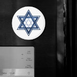 Ster of David | Klassiek Blauw Modern Minimalist Magneet<br><div class="desc">Minimale klassieke blauwe Bar/Bat Mitswa en Hanukkah moderne Davidster tegen een witte achtergrond creëer een elegant,  verfijnd ontwerp. Voor andere coördinerende kleuren of bijpassende producten,  bezoek JustFharryn @ Zazzle.com. Alle rechten voorbehouden. #zazzlemade</div>