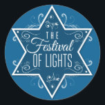 Ster van David Festival van Lights Blue Hanukkah Ronde Sticker<br><div class="desc">Een grote kobalt blauwe ster van David is het brandpunt van deze sticker die tegen een lichtere blauwe achtergrond wordt afgedrukt. De woorden "Het festival van Lights" drukken in de ster met zwendel van binnen en van buiten van de ster om een heerlijke gunst voor de Hanoeka te maken. Geweldig...</div>