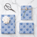 Ster van David Hanukkah Inpakpapier Vel<br><div class="desc">Deze prachtige papierset is voorzien van sterren en kleine driehoeken in blauw monochroom met een waterverf textuur. De achtergrond is wit. De zelfde druk is op elk blad.</div>