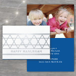 Ster van David Happy Hanukkah Techelet Blauw 1 Fot Folie Kaarten<br><div class="desc">Stuur elegante Happy Chanoeka wensen met een moderne aangepaste foto gevouwen kaart. Alle bewoordingen van deze sjabloon zijn eenvoudig te personaliseren. Het techelet blauw, wit en zilver folie ontwerp is voorzien van een geometrische Star of David ontwerp, minimalistische art deco typografie, en een foto van uw keuze. Familie en vrienden...</div>