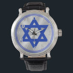 Ster van David Horloge<br><div class="desc">Mannen zwart lederen bandhorloge met een afbeelding van een koningsblauw davidster en koningsblauw dubbele rand op glanzend zilver. Optioneel zilveren klokgezicht. Zie bijpassende vierkante knop, ronde knop, ronde bedel, grote ronde premium metalen sleutelhanger en rond ketting. Zie het gehele Chanoeka Watch collectie onder de categorie ACCESSOIRES in de sectie FEESTDAGEN....</div>