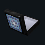 Ster van David Keepsake Box Joodse vieringen Cadeaudoosje<br><div class="desc">Deze elegante Star of David souvenirdoos heeft een prachtig vervaardigd houten ontwerp met gouden accenten en ingewikkelde filigraan grenzend aan de ster. Ideaal voor het houden van kleine, betekenisvolle Joodse geschenken, deze doos is perfect voor Bat Mitswa, Bar Mitswa, Chanoeka, Joodse bruiloften, of een speciale Joodse viering. Een tijdloos en...</div>