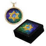 Ster van David - Magen David Goud Vergulden Ketting<br><div class="desc">Diep blauw,  paars en groen melkwegstelsel met de ster van David. Pas dit afbeelding op de stijl van het ketting van uw toe het kiezen en voeg oorringen toe om de reeks te voltooien. De overeenkomende juwelendoos wordt afzonderlijk verkocht.</div>