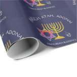 Ster van David Menorah Dreidel Blessing | Chanukah Cadeaupapier<br><div class="desc">Stijlvolle, elegante HANUKKAH BLESSINGS Wrapping Paper. Het ontwerp shows een gouden kleurige MENORAH met een multicolored STAR VAN DAVID en zilver grijs DREIDEL. Bovenaan staat een gekromde tekst met de tekst BARUCH ATAH, ADONAI (verbijsterd: U, O God) en onder de tekst staat HANUKKAH BLESSINGS. De achtergrondkleur is middernacht blauw. Overeenkomende...</div>