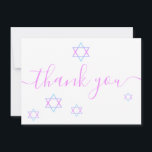 Ster van David Modern Roze Script Bat Mitzvah Bedankkaart<br><div class="desc">Show uw waardering voor uw familie en vrienden voor het bijwonen van uw Bat Mitzvah met deze moderne dank u platte kaart. Dit ontwerp heeft een roze scripttypografie met de tekst "Thank You" geaccentueerd door een sprinkeling van Star of David in de tinten roze, aquablauw en paarse. De achterkant van...</div>