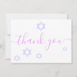 Ster van David Modern Roze Script Bat Mitzvah Bedankkaart<br><div class="desc">Show uw waardering voor uw familie en vrienden voor het bijwonen van uw Bat Mitzvah met deze moderne dank u platte kaart. Dit ontwerp heeft een roze scripttypografie met de tekst "Thank You" geaccentueerd door een sprinkeling van Star of David in de tinten roze, aquablauw en paarse. De achterkant van...</div>