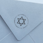 Ster van David Round Return-adres Zelfinktende Stempel<br><div class="desc">Voeg een elegante aanraking toe aan al uw vakantiecorrespondentie of bar en bat mitzvah uitnodigingen met onze chic round return address stempel,  met een eenvoudige en moderne Star van David omringd door uw achternaam en retouradres.</div>