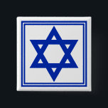 Ster van David Vierkante Button 5,1 Cm<br><div class="desc">Vierkante knop met een afbeelding van een koninklijke blauwe ster van David en een koninklijke blauwe dubbele grens. Zie overeenkomende ronde knoppen,  ronde karren,  grote ronde sleutelhanger van hoogwaardig metaal,  rond ketting en polshorloge. Zie het volledige collectie Hanukkah Buttonnen & Pins onder de categorie ACCESSOIRES in de sectie FEESTDAGEN.</div>