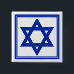 Ster van David Vierkante Button 5,1 Cm<br><div class="desc">Vierkante knop met een afbeelding van een koninklijke blauwe ster van David en een koninklijke blauwe dubbele grens. Zie overeenkomende ronde knoppen,  ronde karren,  grote ronde sleutelhanger van hoogwaardig metaal,  rond ketting en polshorloge. Zie het volledige collectie Hanukkah Buttonnen & Pins onder de categorie ACCESSOIRES in de sectie FEESTDAGEN.</div>