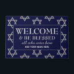 Ster van David WELCOME Deurmat<br><div class="desc">Stijlvolle, ster van David WELCOME door Mat met de formulering WELCOME & BE BLESSED ALL DIE HIER INGEVOERD (BEHALVE TRESPASSERS). De achtergrond is een faux Silver Star van David tegen een middernacht blauwe achtergrond. Alle tekst is , zodat u de tekst kunt aanpassen aan uw behoeften, bijvoorbeeld familienaam, familiemutto, inspirerend...</div>