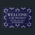 Ster van David WELCOME Deurmat<br><div class="desc">Stijlvolle, ster van David WELCOME door Mat met de formulering WELCOME & BE BLESSED ALL DIE HIER INGEVOERD (BEHALVE TRESPASSERS). De achtergrond is een faux Silver Star van David tegen een middernacht blauwe achtergrond. Alle tekst is , zodat u de tekst kunt aanpassen aan uw behoeften, bijvoorbeeld familienaam, familiemutto, inspirerend...</div>