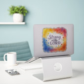 Sterk in de Here Christelijke Kunst Sticker (Laptop op bureau)
