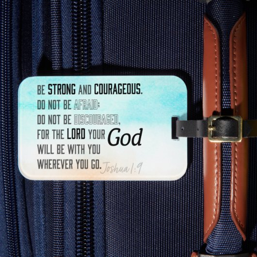 Sterke en moedige Joshua 1:9 Bijbelversie Bagagelabel (Voorkant Insitu 4)