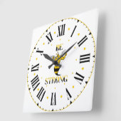 Sterke gele jekleurenklok op het jachtplein vierkante klok (Hoek)