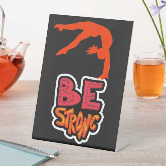 Sterke gymnastiek zijn reclamebord met voetstuk (Insitu)