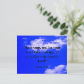 Sterke moed Bijbelvers blauwe lucht witte wolken Briefkaart (Staand voorkant)