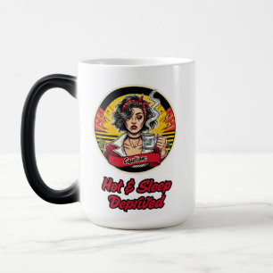 Sterke, mooie vrouwen die koffie drinken magische mok