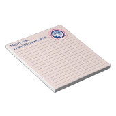 Sterke oaks van kleine zuren groeien op lichtrood notitieblok (Schuin)